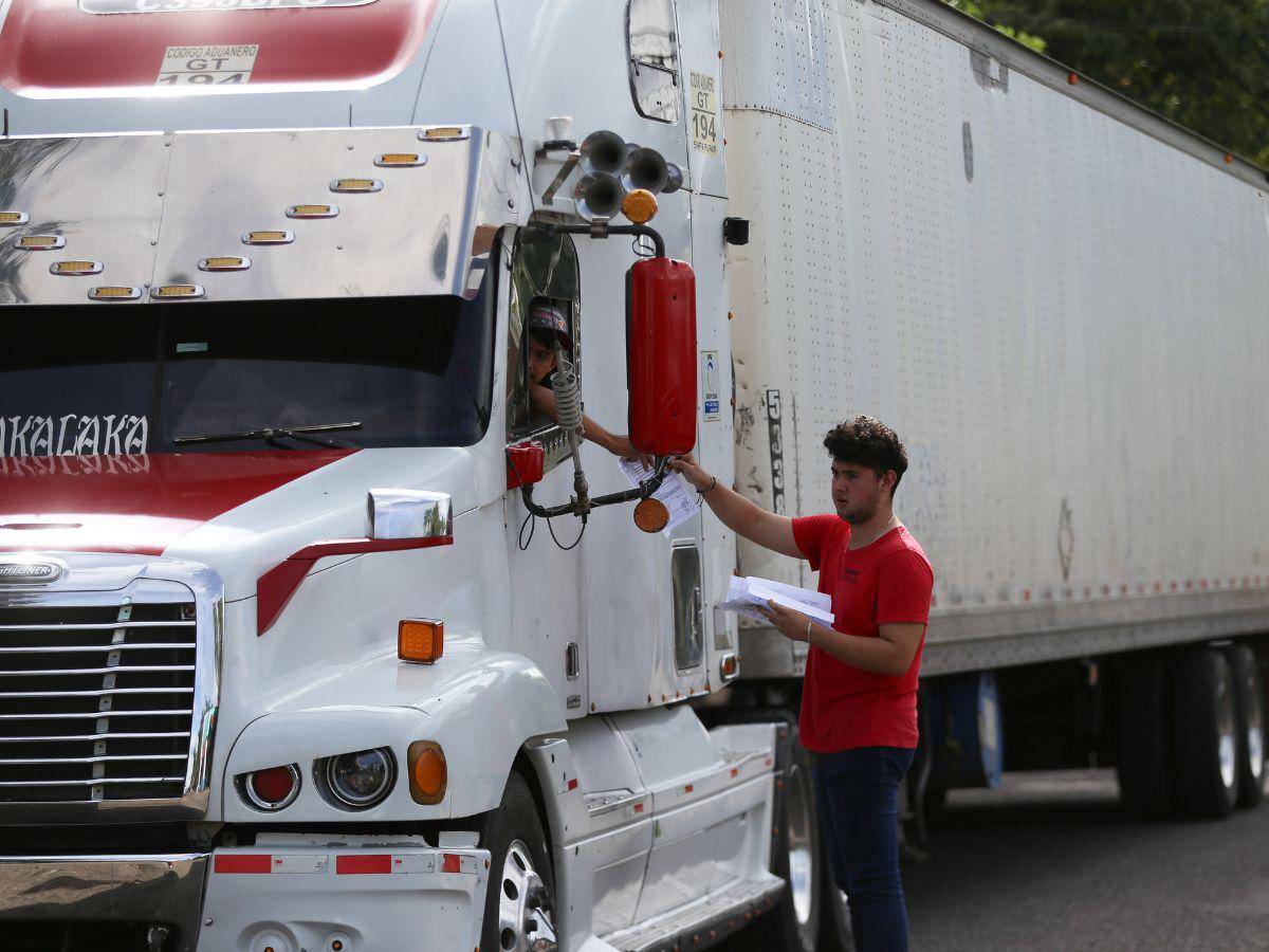 $!Los operadores de carga han tenido varios días de retraso debido a la demanda de visas por parte de Costa Rica; en reciprocidad Honduras exige el documento.