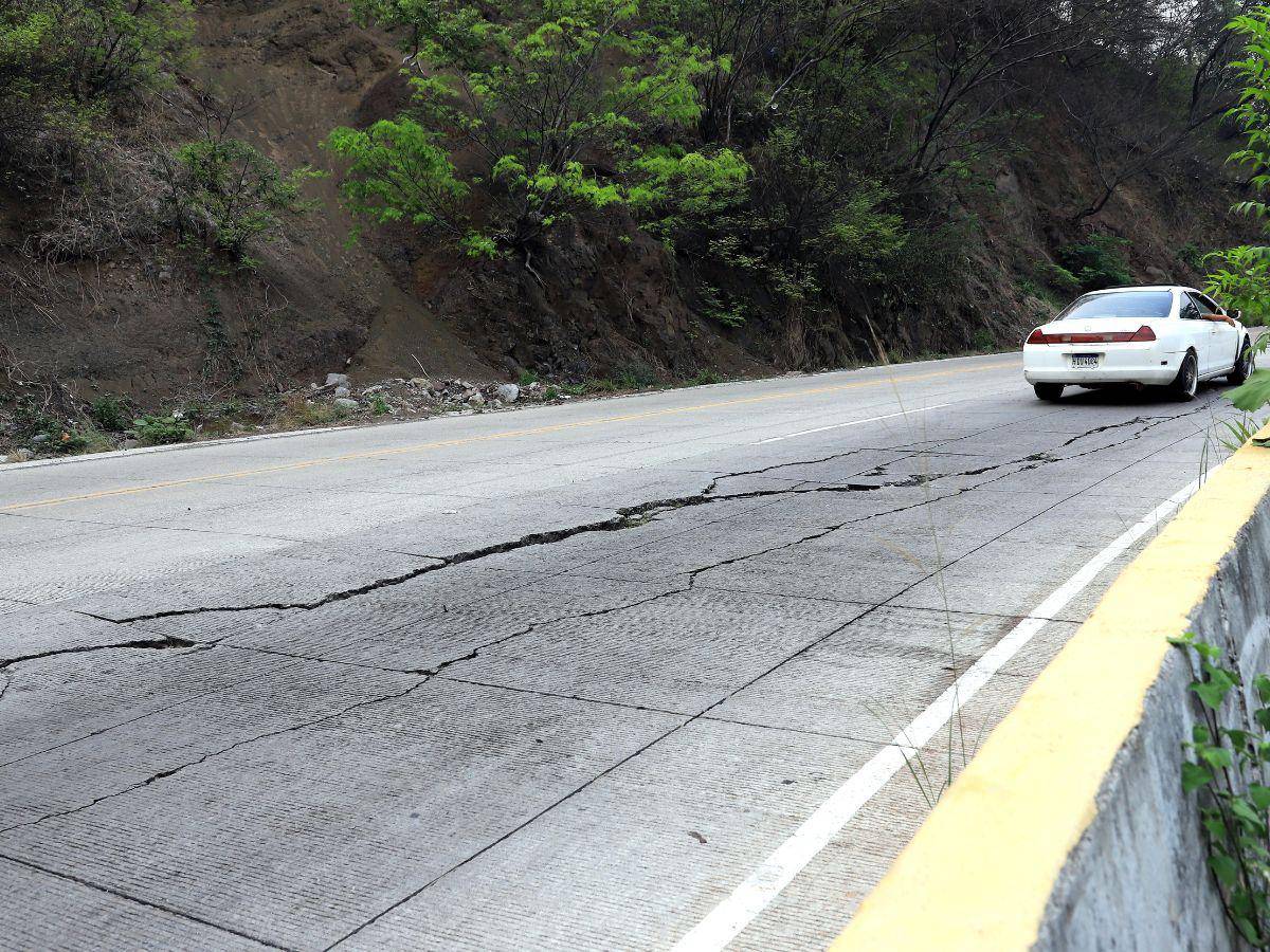 $!Hay carreteras que se están deteriorando por la falta de mantenimiento, como la que conduce de Tegucigalpa a Choluteca, donde hay fallas y grietas en el pavimento.
