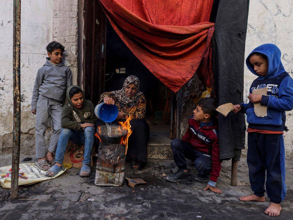 $!Más del 90 por ciento de los habitantes de Gaza dicen que regularmente no comen un día entero, informó la ONU. Cocinando en Rafah. (Mohammed Abed/Agence France-Presse — Getty Images)