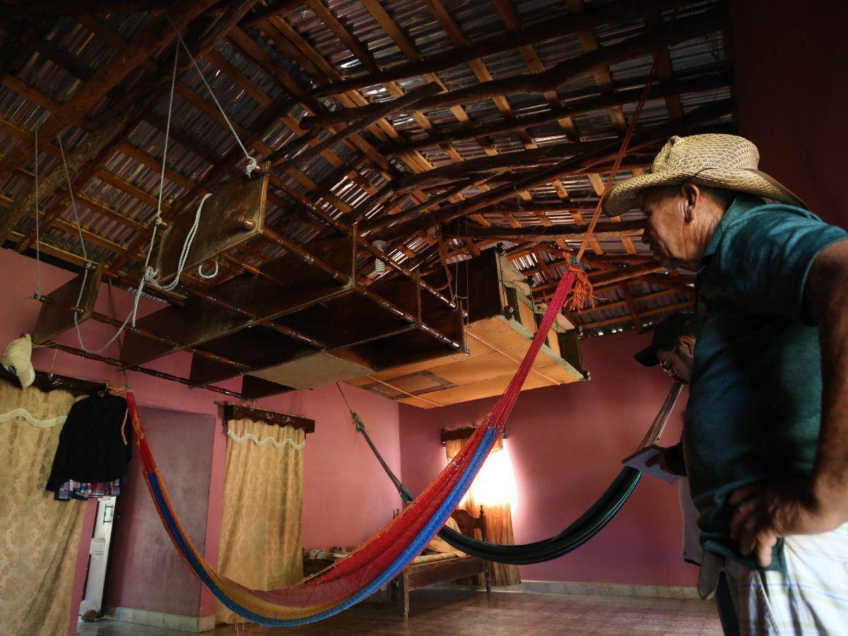 $!Don Tocho Moreno mostró que debido a las inundaciones, él cuelga algunos muebles del techo de su casa.