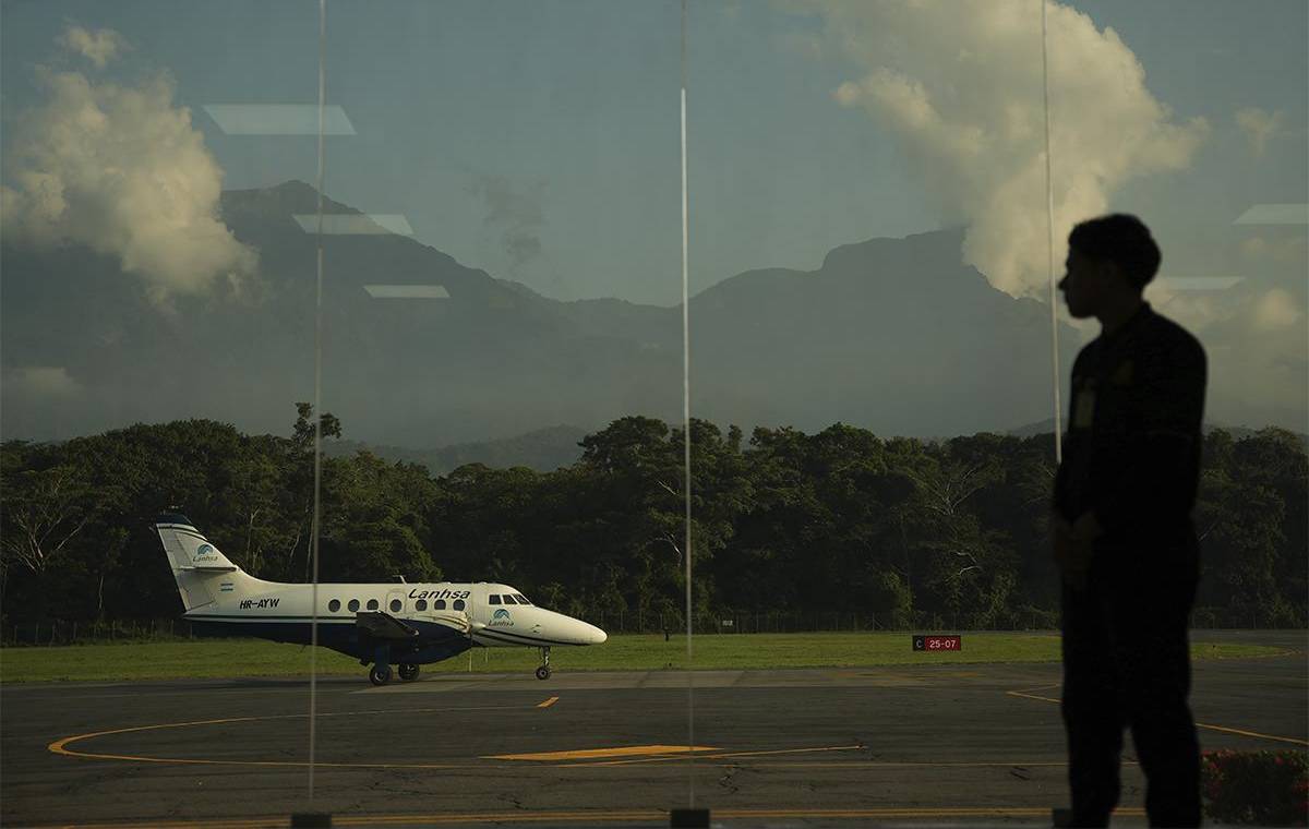 La pista del Aeropuerto Internacional Golosón de La Ceiba, está en proceso de transformación.
