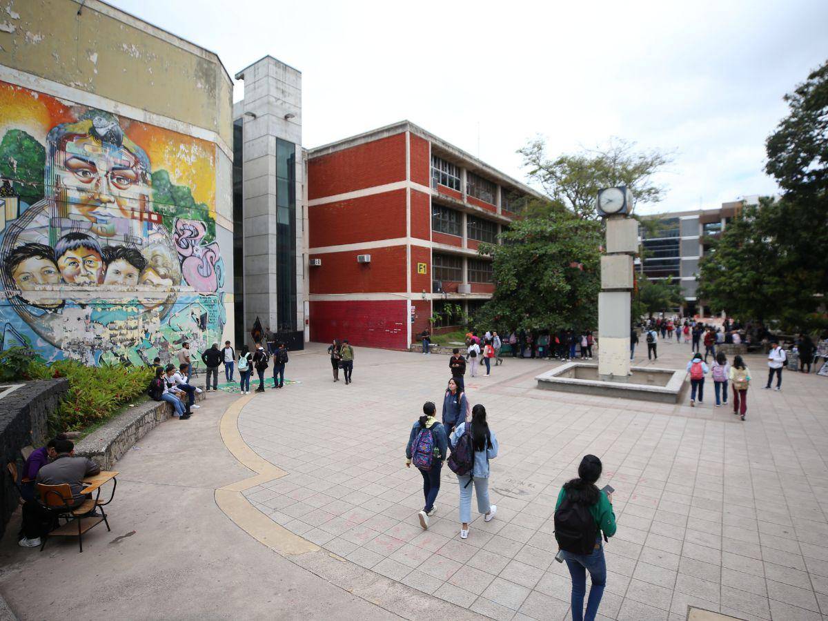 $!En los últimos años, la población estudiantil universitaria pública ha ido disminuyendo.