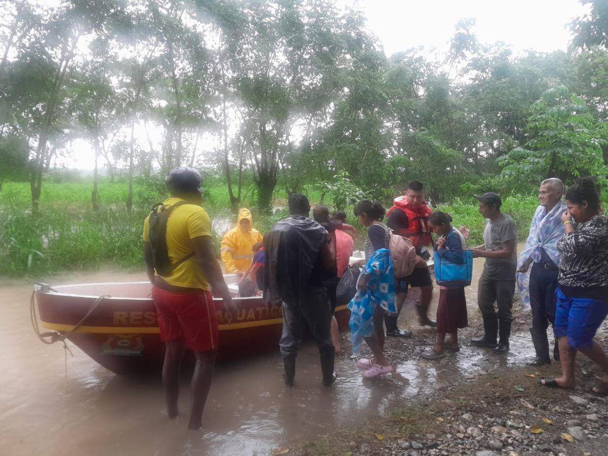 $!Los Bomberos evacuaron familias enteras ante el riesgo que quedaran atrapadas.