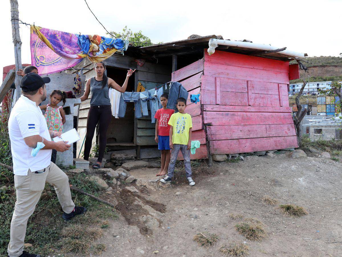 $!Glenda Vásquez, una joven madre de cinco hijos, es la única que quedó en medio del proyecto, ella alquila esta covacha, ya que en su terreno hicieron las casas contenedores.