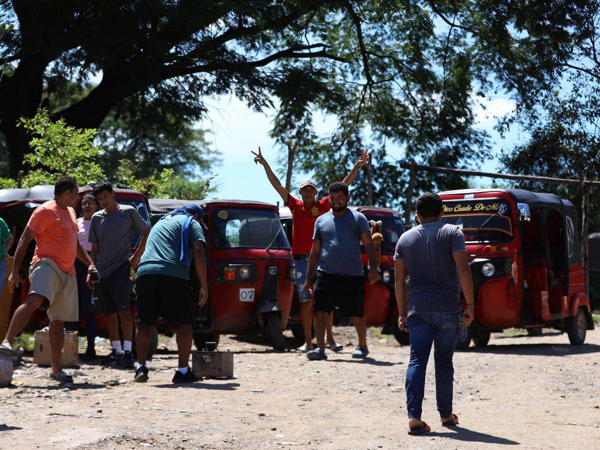 $!Las mototaxis cobran entre 100, 200 y hasta 300 lempiras a las personas para llevarlos a su comunidad desde el borde del río.
