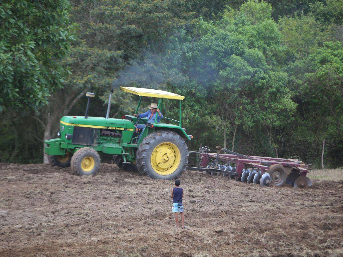 $!Familiares de migrantes en el extranjero también compraron equipos para facilitar el trabajo de la agricultura en el municipio de Orica. Los tractores son alquilados a los pobladores.