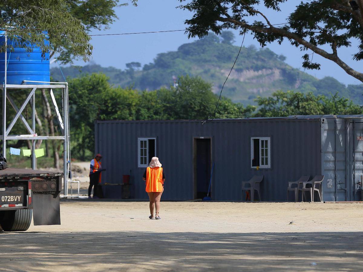 $!En este contenedor se instalaron los baños en el estacionamiento privado.