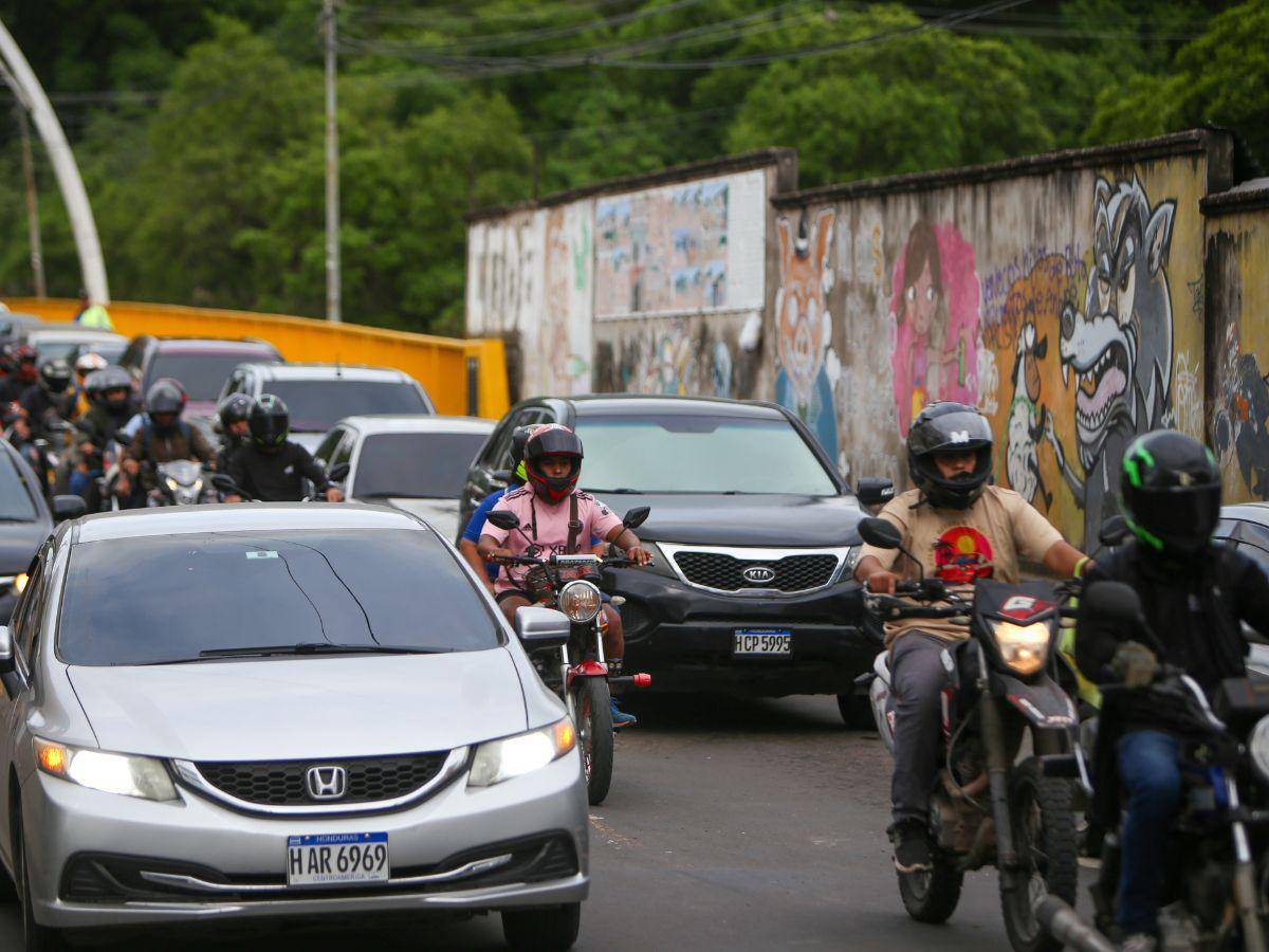 Rebasar en medio de carriles, la infracción más común en motociclistas