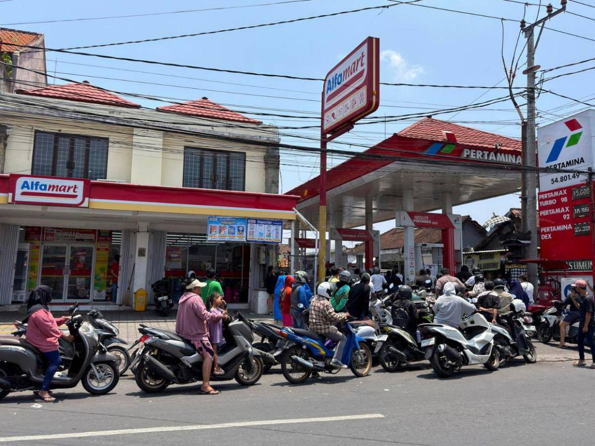 Escasez de combustible provoca largas filas en Bali