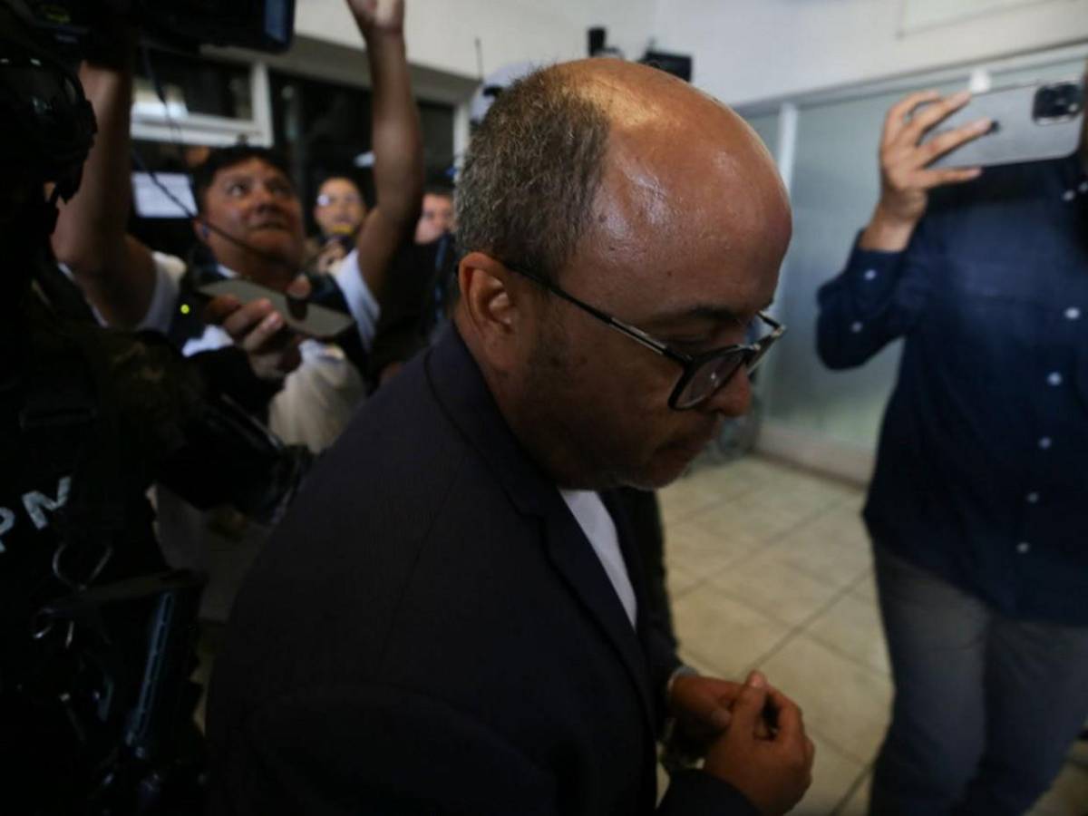 Saludando y sin brindar declaraciones, así llegó Juan Carlos Canales a los Juzgados