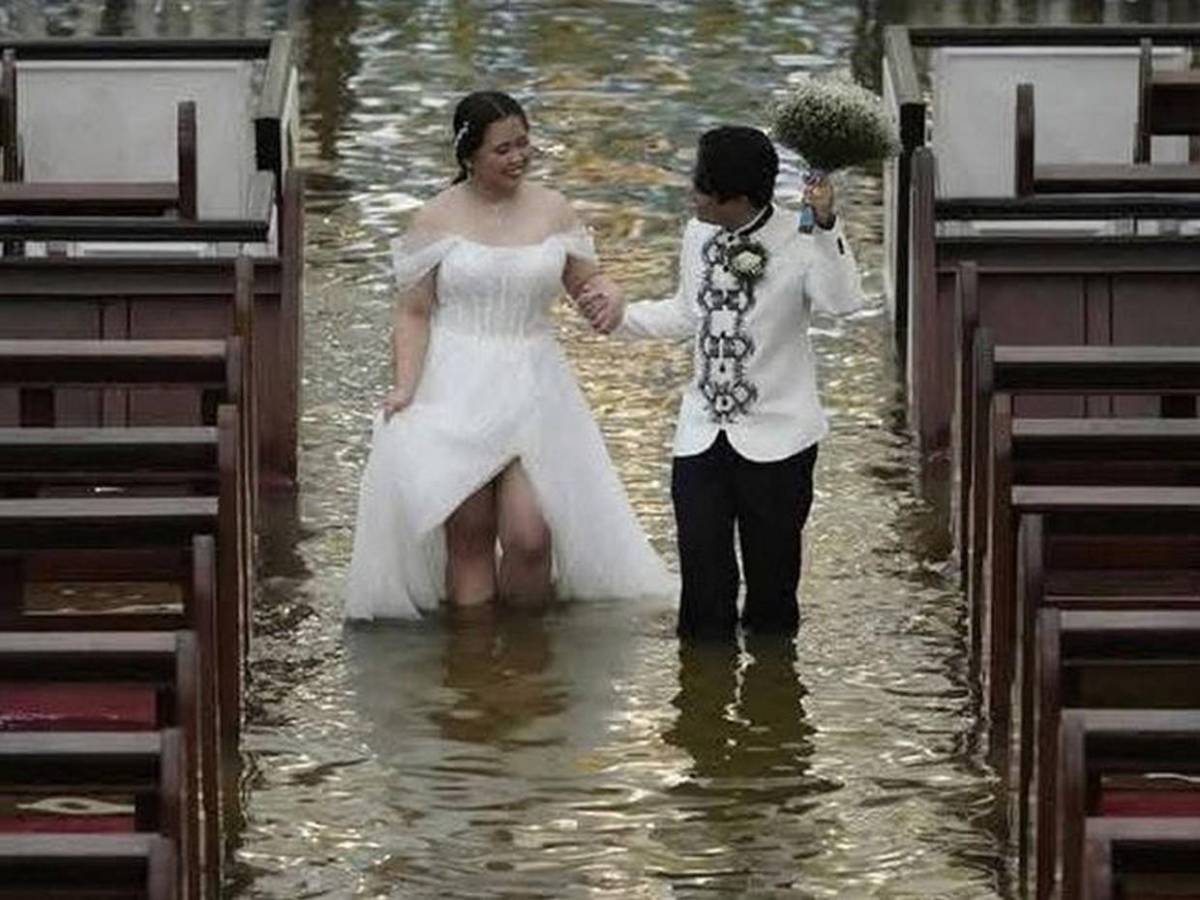 Sí, acepto: pareja se casa en iglesia inundada por tifón Wipha en Filipinas