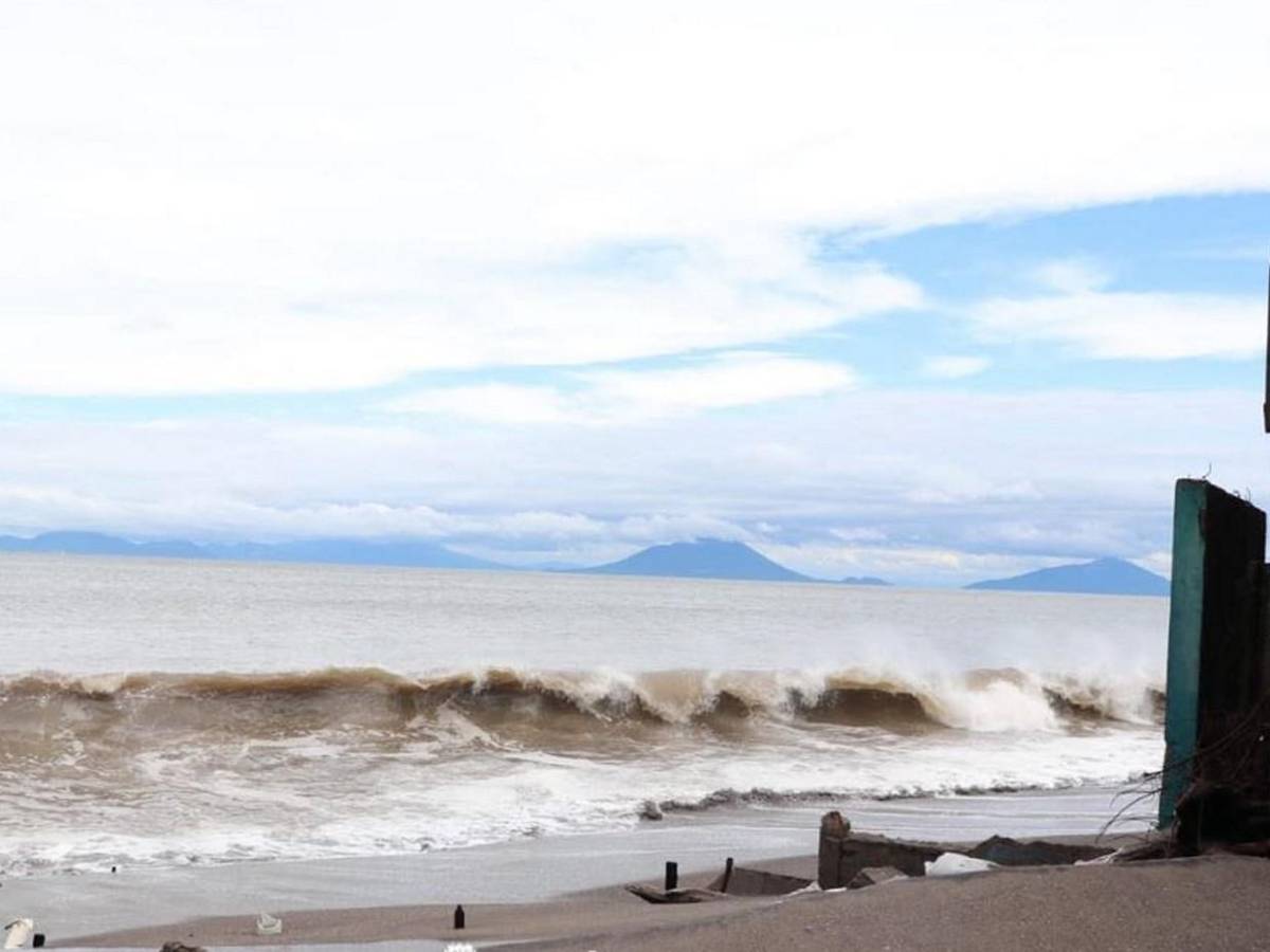 Las imágenes que deja el fuerte oleaje registrado en Cedeño por tormenta Cristina