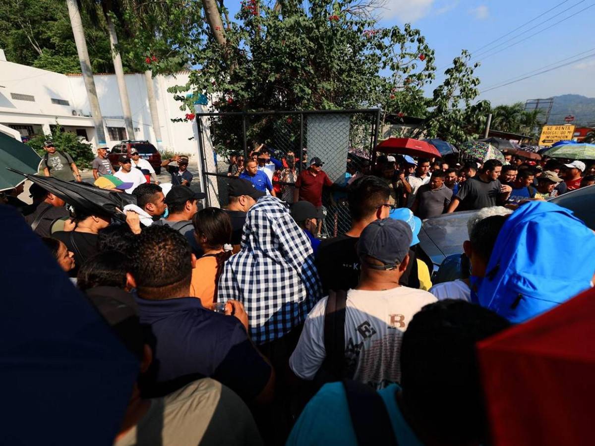 Un mar de personas reclama hoy su dinero ante Inversiones Koriun en Choloma