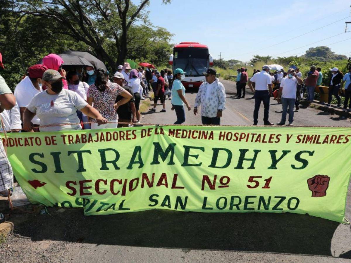 Médicos y enfermeras del Hospital de San Lorenzo se toman las calles exigiendo pagos atrasados