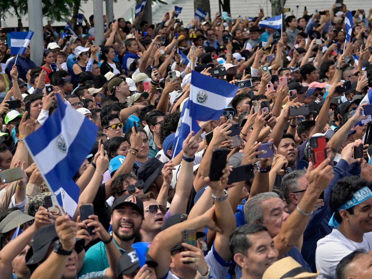 Cientos de salvadoreños llegaron para ser parte de la ceremonia.