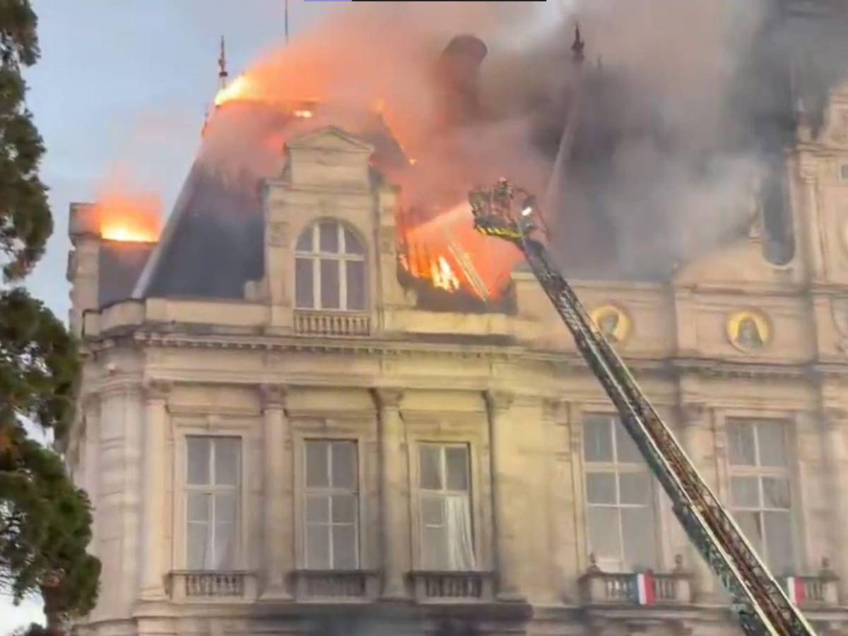 Así quedó el Ayuntamiento de Limoges tras el incendio provocado durante protestas