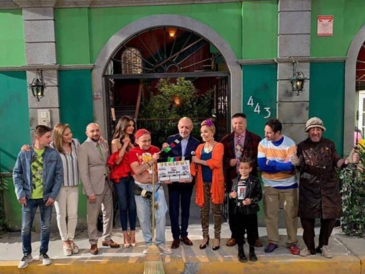 Octavio Ocaña junto a sus compañeros de ‘Vecinos’.