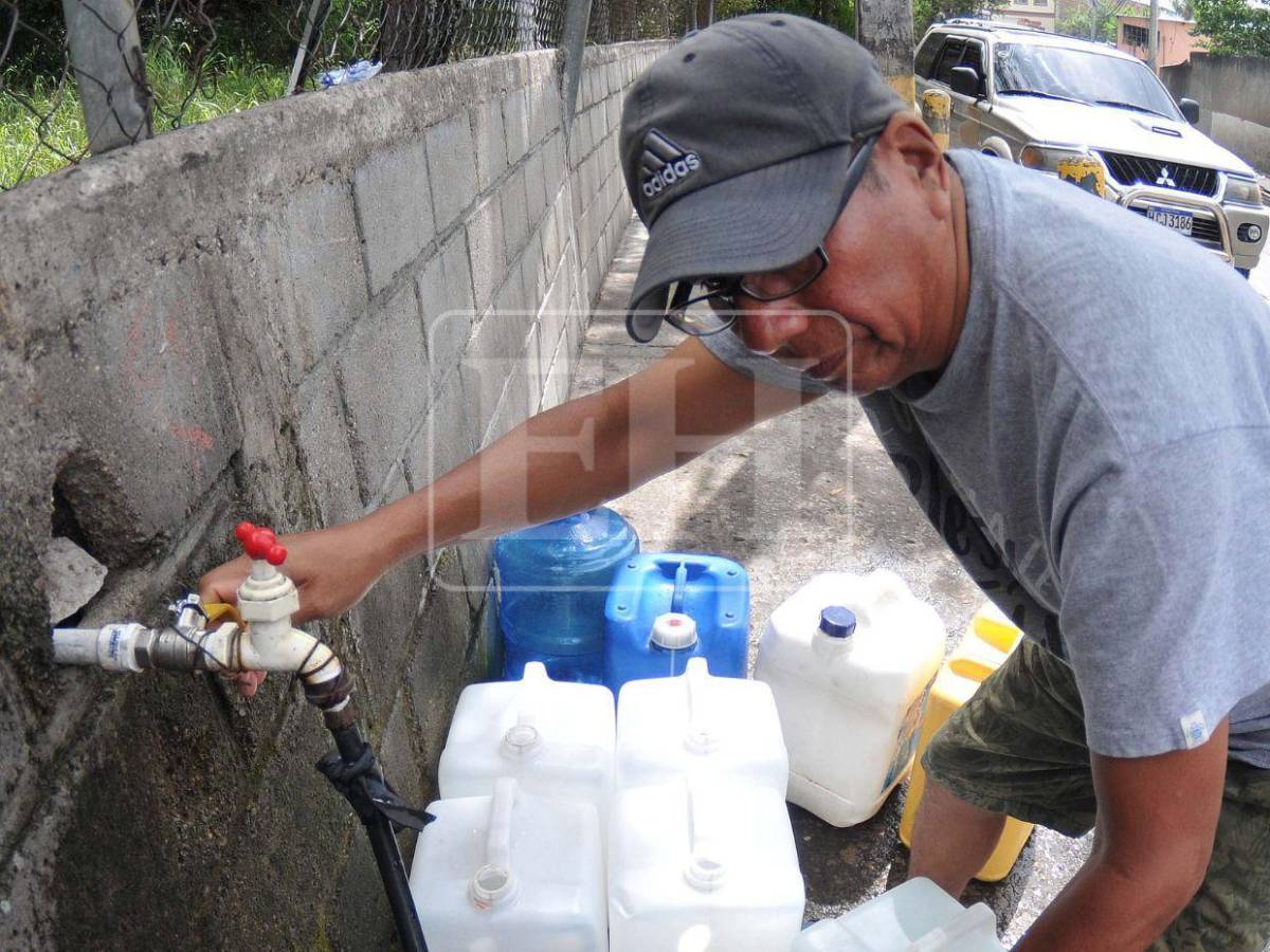 Capitalinos enfrenta escasez de agua pese a reparto con cisternas públicas