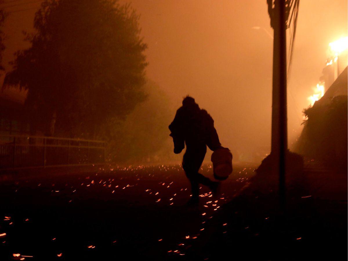Ya son 16 los muertos: las apocalípticas imágenes de los incendios forestales en Chile