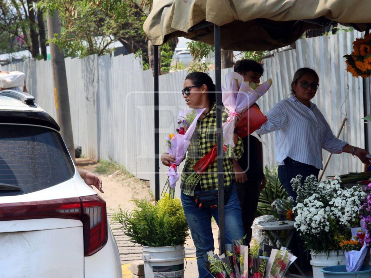 Flores y alegría llenan las calles de Tegucigalpa en celebración del Día de la Madre