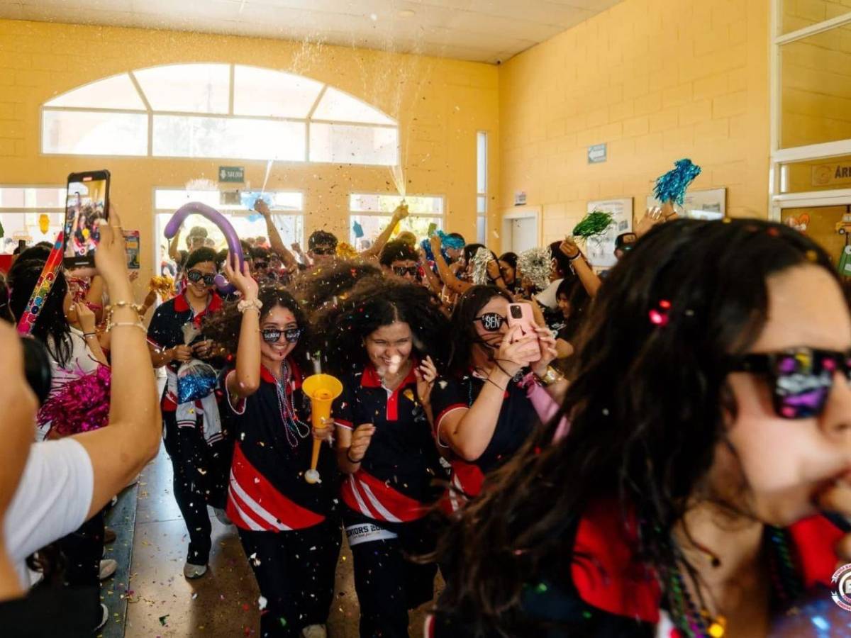 Al ritmo de carnaval, seniors de Escuela Bilingue Honduras hacen su entrada