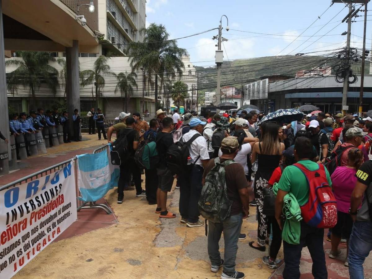 Cansados y sin respuesta: afectados por Koriun permanecen en bajos del Congreso Nacional