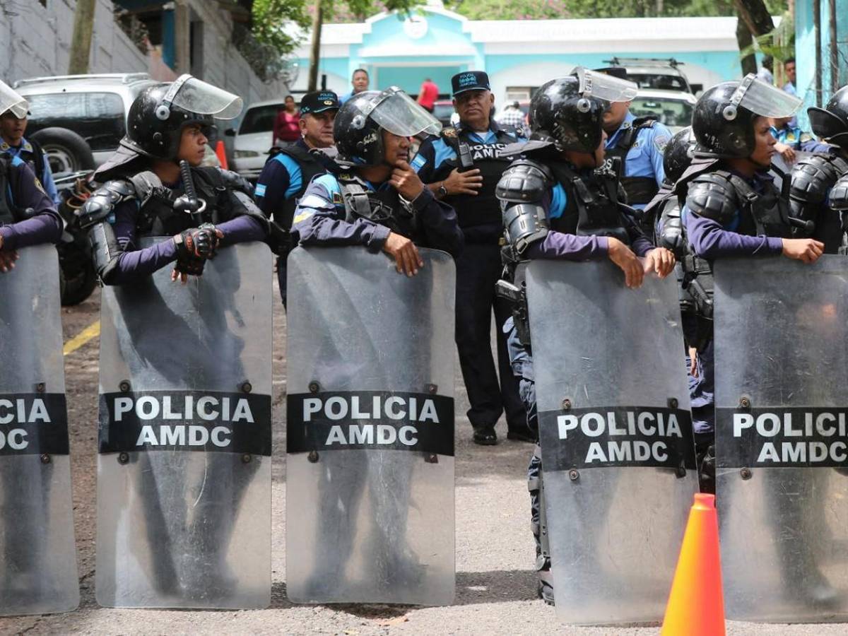 Amenazas a muerte y patronato impuesto: Vecinos de Lomas del Diamante protestan frente a la Alcaldía