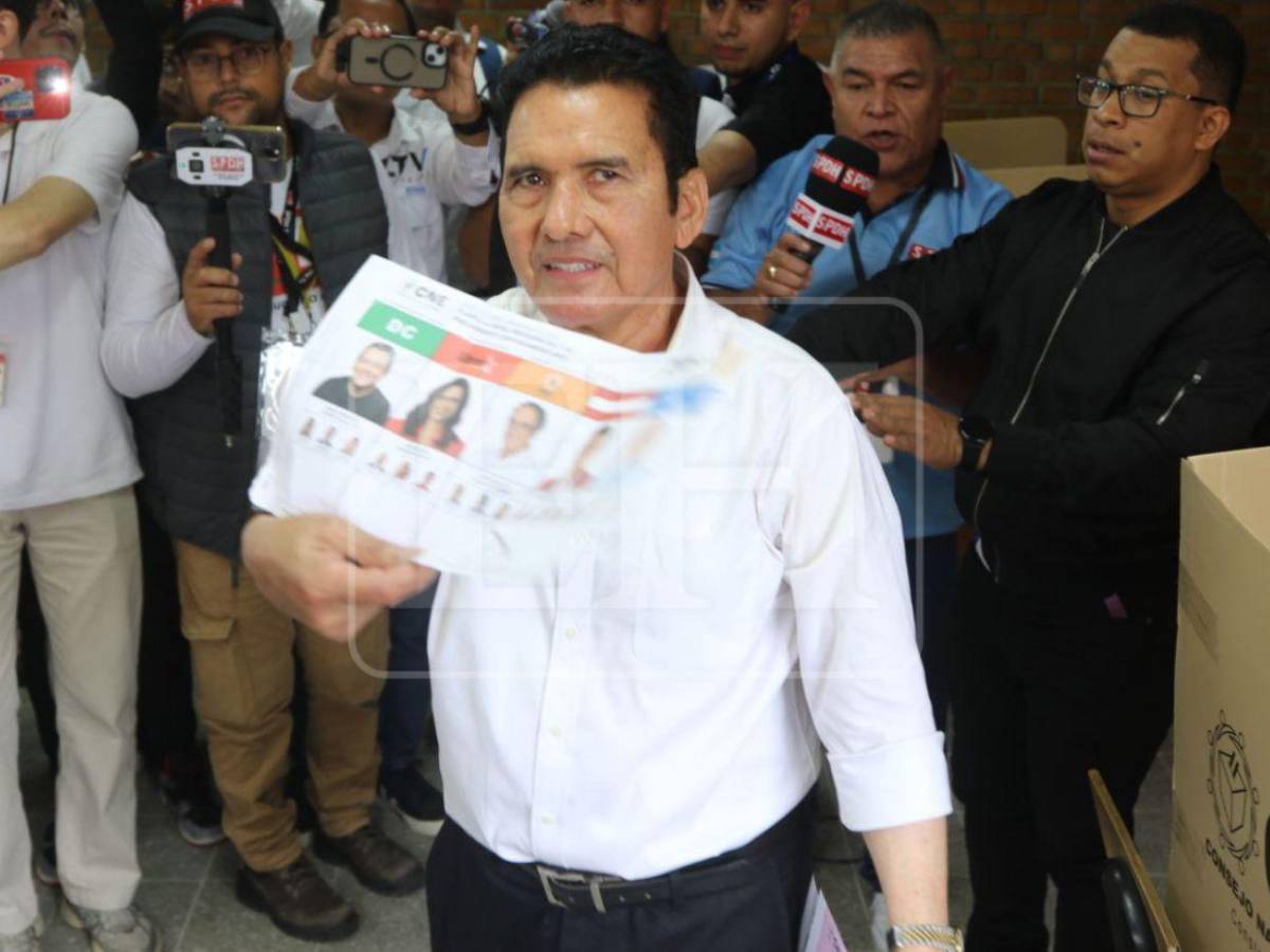 Acompañado de Salvador Nasralla, Eliseo Castro llega a ejercer su derecho al voto