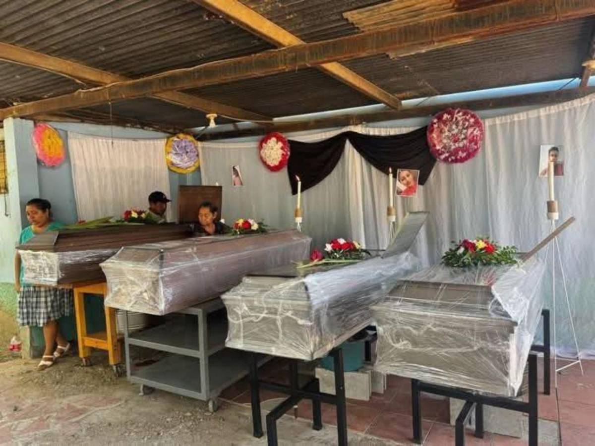 Así fue el desgarrador adiós a los cuatro hermanos asesinados en La Ceiba Así fue el desgarrador adiós a los cuatro hermanos asesinados en La Ceiba