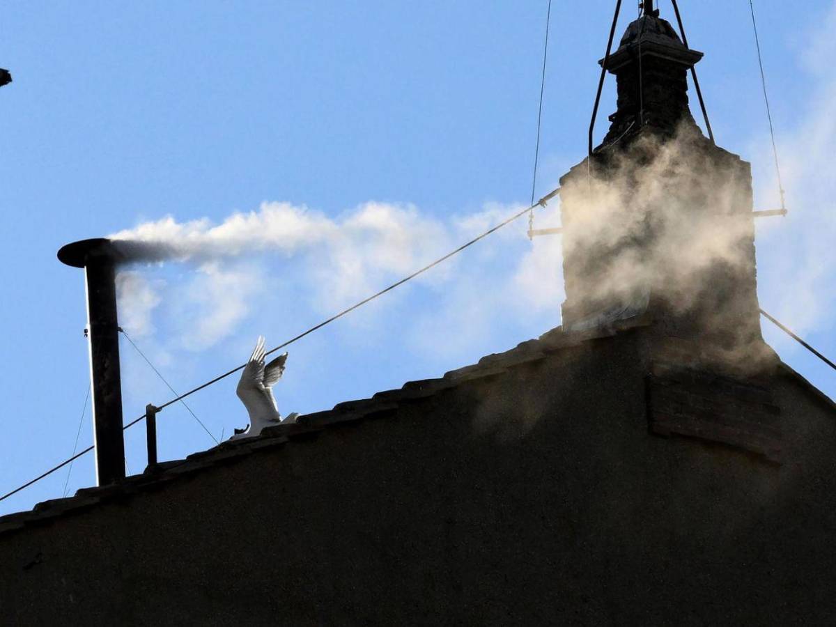 Entre fumata blanca y campanas: así fue el anuncio tras la elección del nuevo Papa