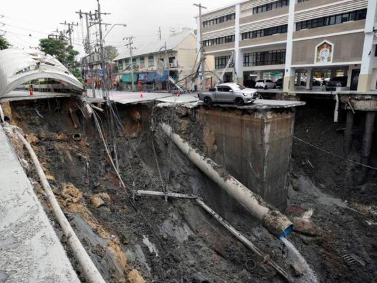 Gran socavón en Bangkok obliga a evacuaciones y corta servicios en hospital y zona