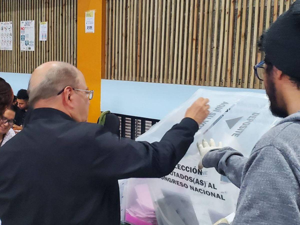 Con alegría y emoción: Así llegó a votar Hugo Noé Pino, vicepresidente del CN