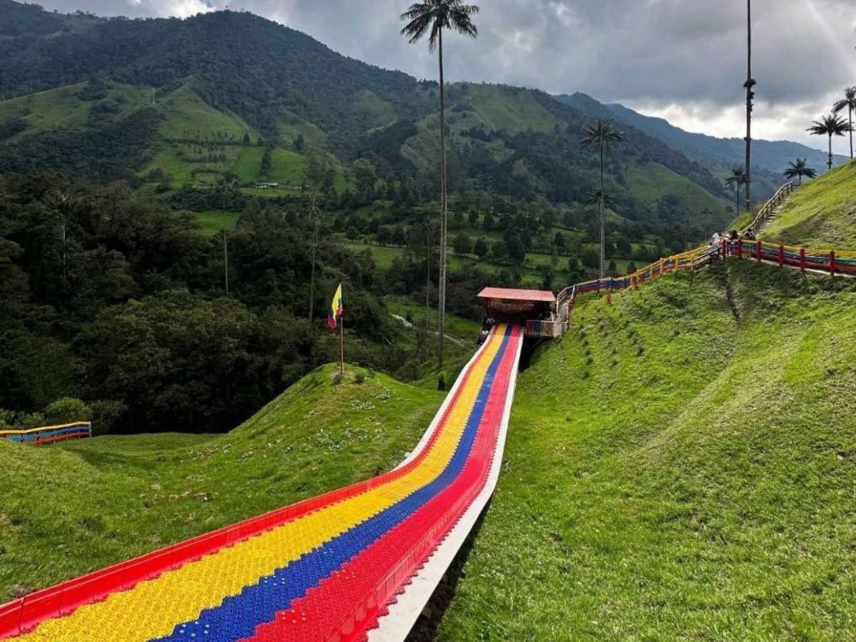 Mujer muere al lanzarse de tobogán en centro turístico de Colombia