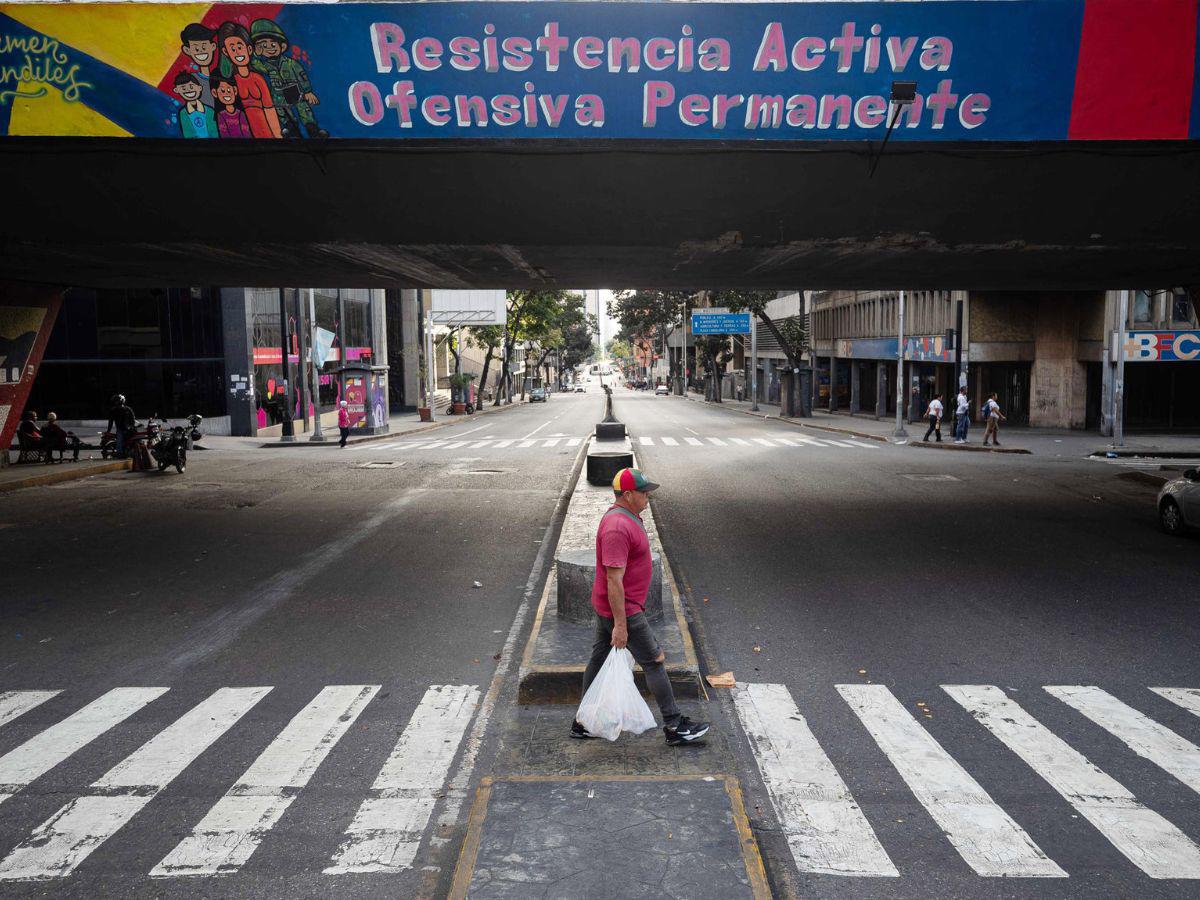 Resguardados, largas filas en supermercados y calles vacías: ambiente en Venezuela tras caída de Maduro