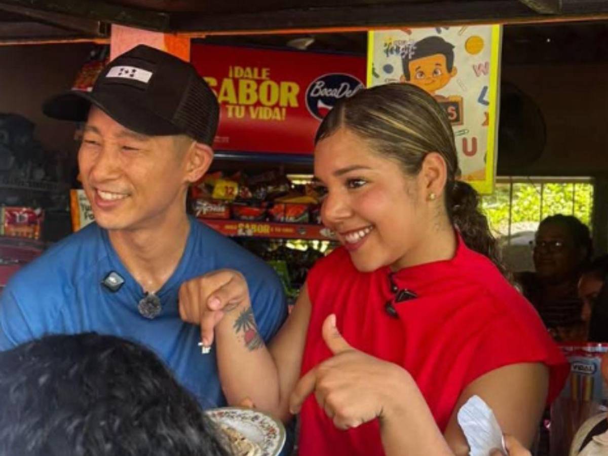 Dunia Santos regresa a Honduras y rompe en llanto al ver la realidad de una escuela