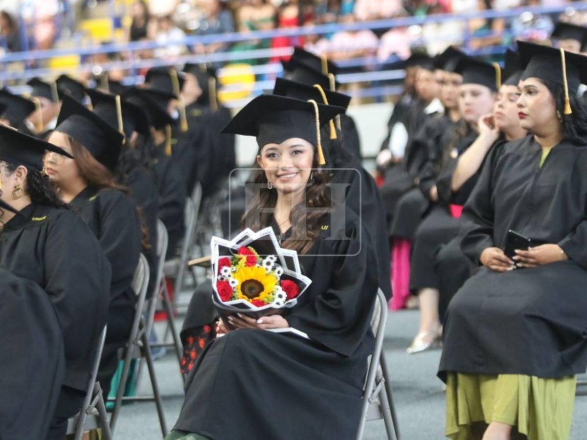 Un sueño hecho realidad: 1,074 nuevos profesionales reciben su título de la UNAH