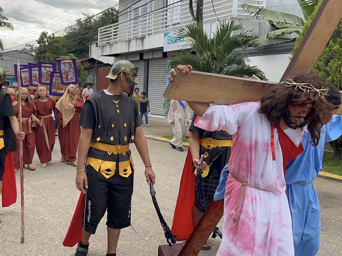 El camino de Jesús hacia la cruz: así se vive el viacrucis en Sabá, Colón