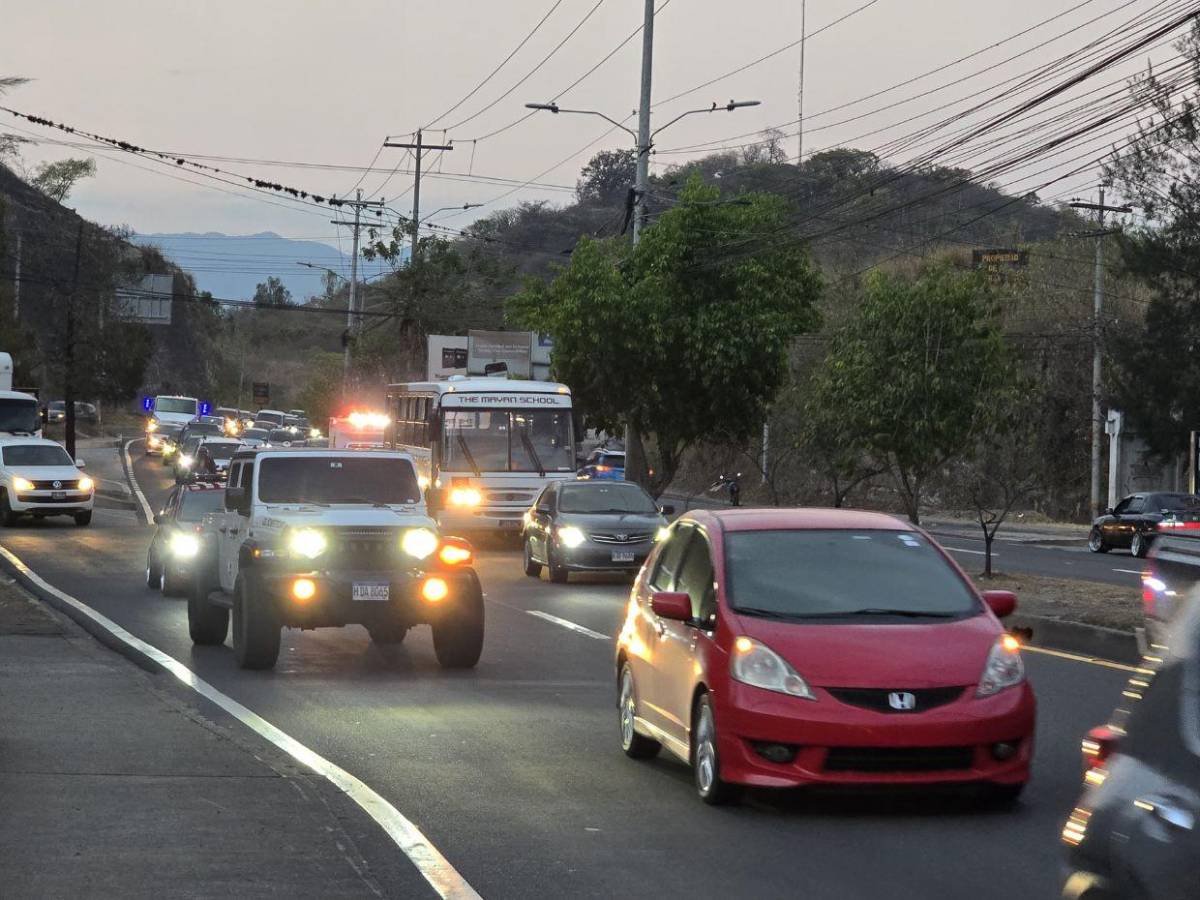 Tráfico pesado en la salida al sur atrasa el retorno de capitalinos a sus hogares