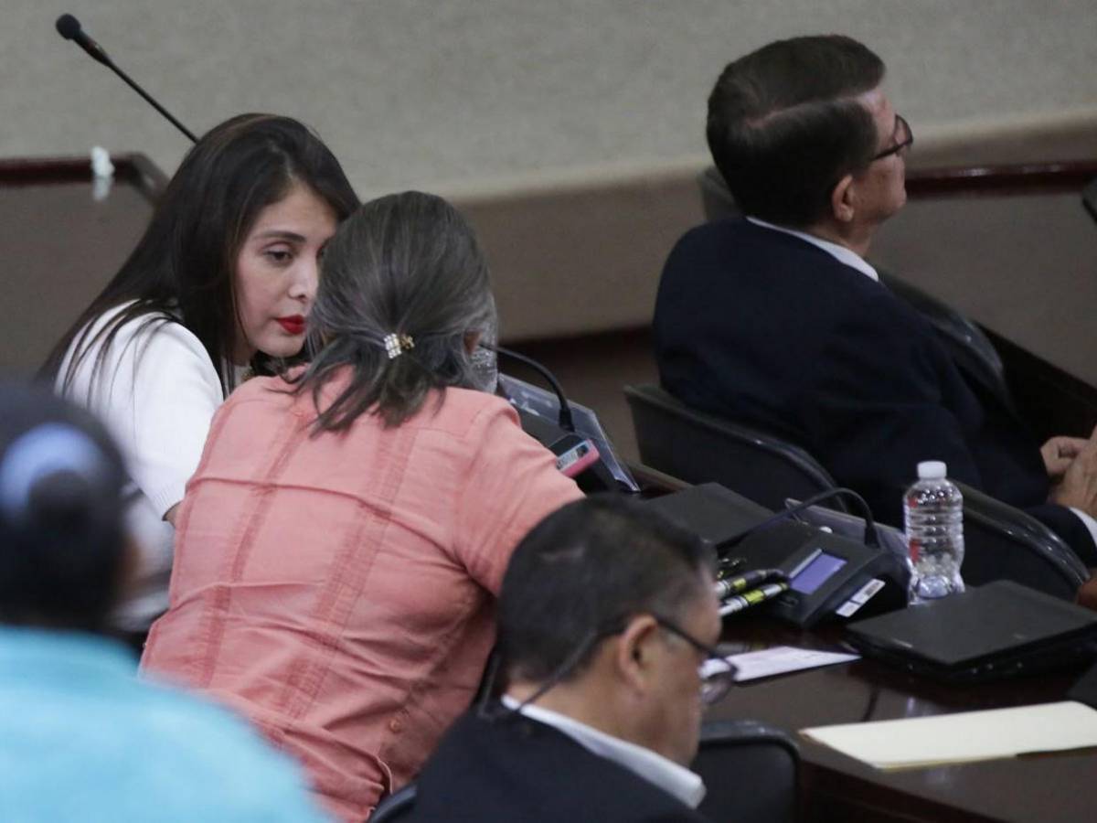 Diputados concentrados en sus propias pláticas en plena sesión legislativa