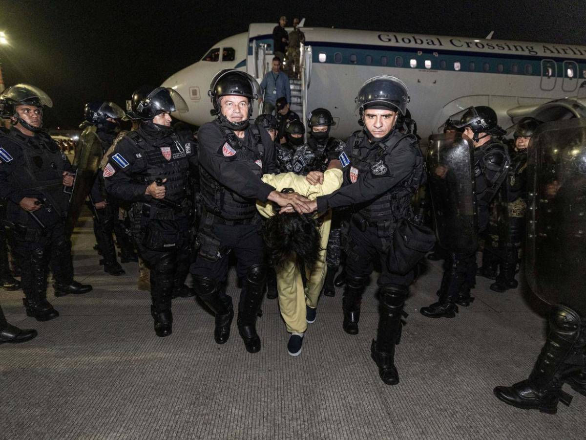 Las impactantes imágenes del envío de reos de la banda del Tren de Aragua a El Salvador