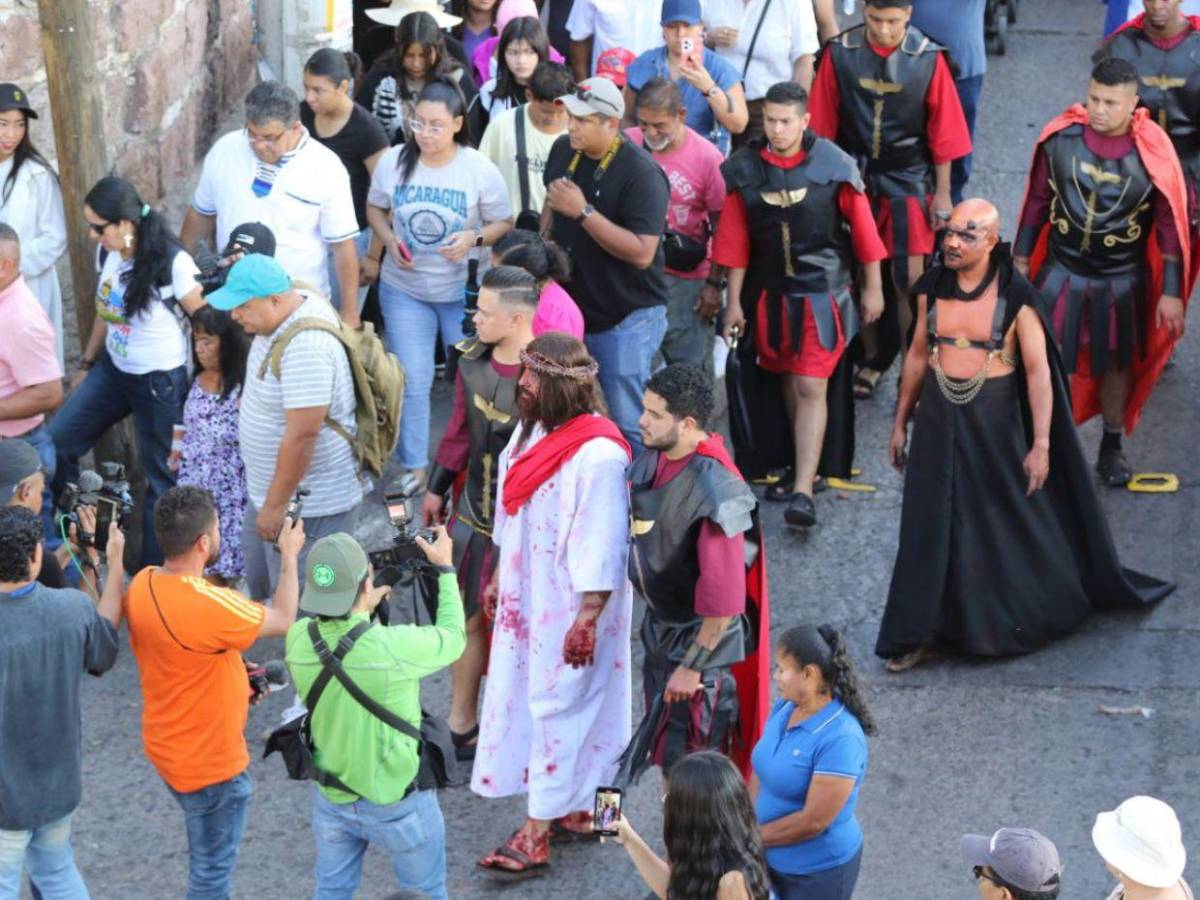 Capitalinos acuden al Vía Crucis en Comayagüela