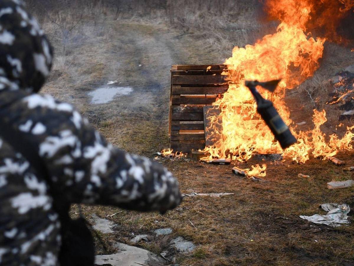 Diputado de Brasil dice que fabricó cócteles molotov en Ucrania para apoyar al ejército