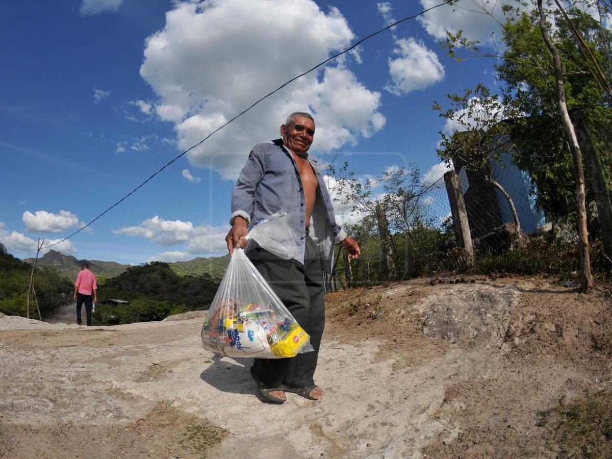 Bajo ardiente sol buscaban comida y hallaron la solidaridad de lectores de El Heraldo