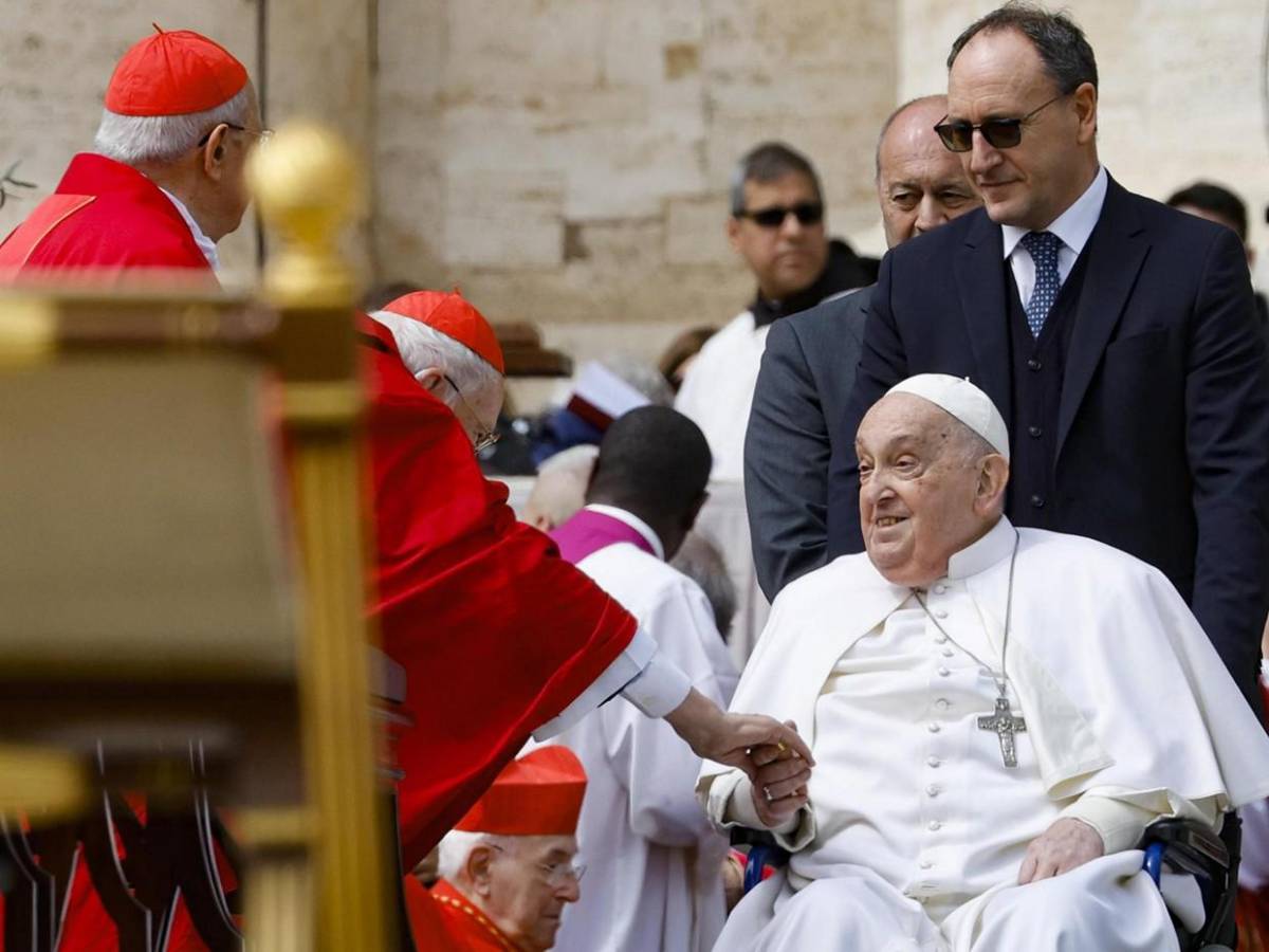 Sin oxígeno y deseando una feliz Semana Santa reaparece el papa Francisco Sin oxígeno y deseando una feliz Semana Santa reaparece el papa Francisco