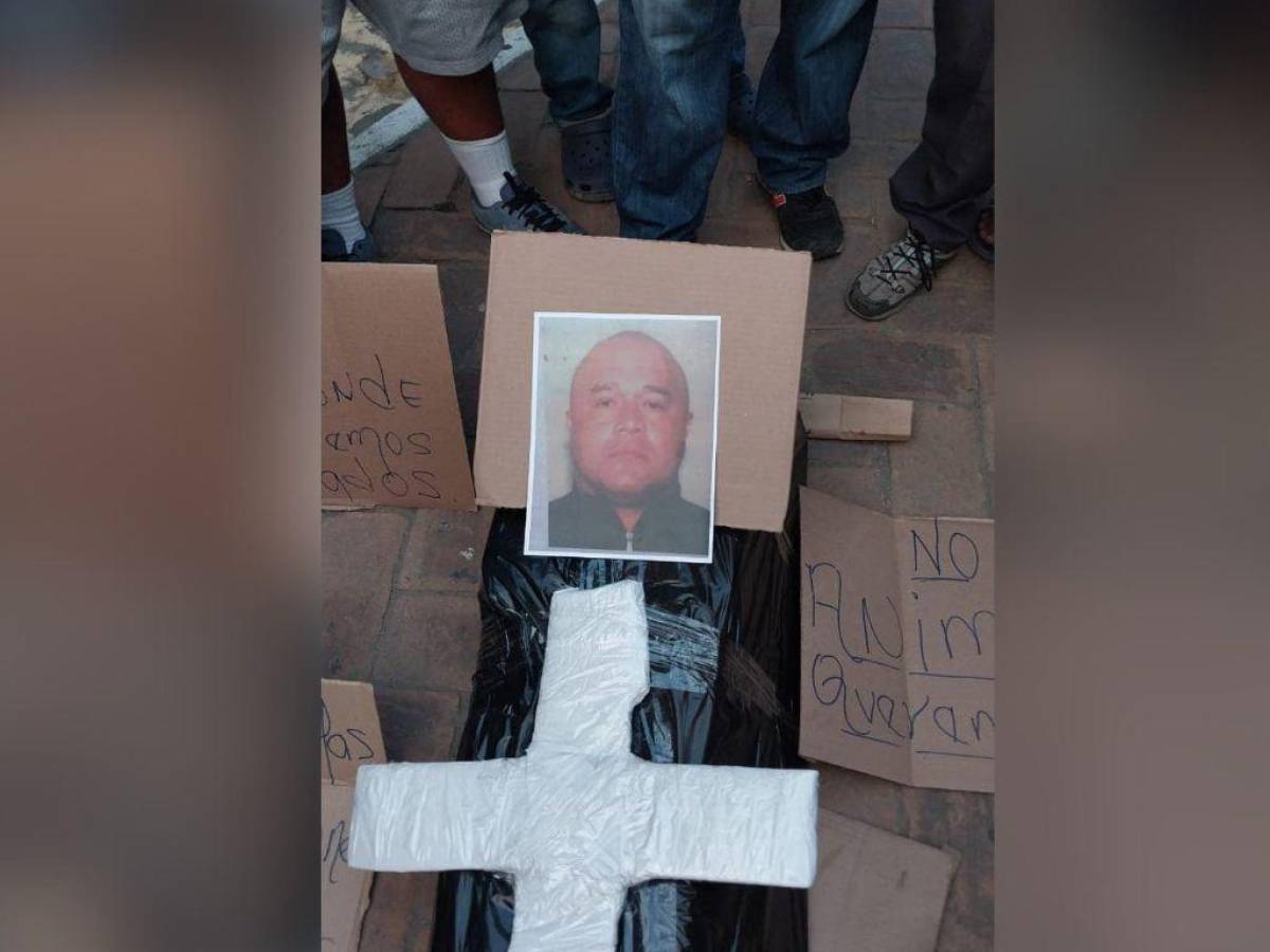 La foto del hondureño muerto se podía apreciar en las protestas registradas este día en Huixtla, Chiapas.