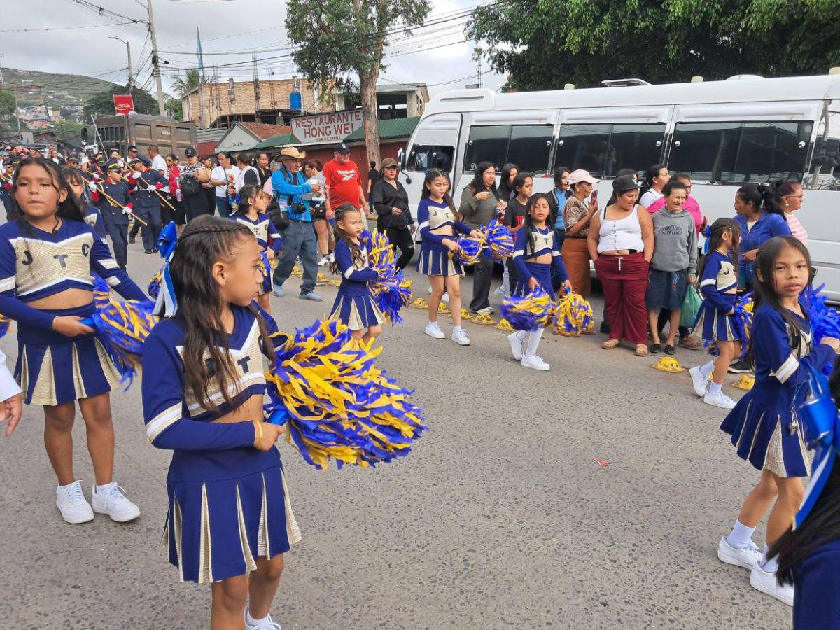 Al ritmo de Candú y punta, escuelas ambientan las calles de El Carrizal en los desfiles cívicos
