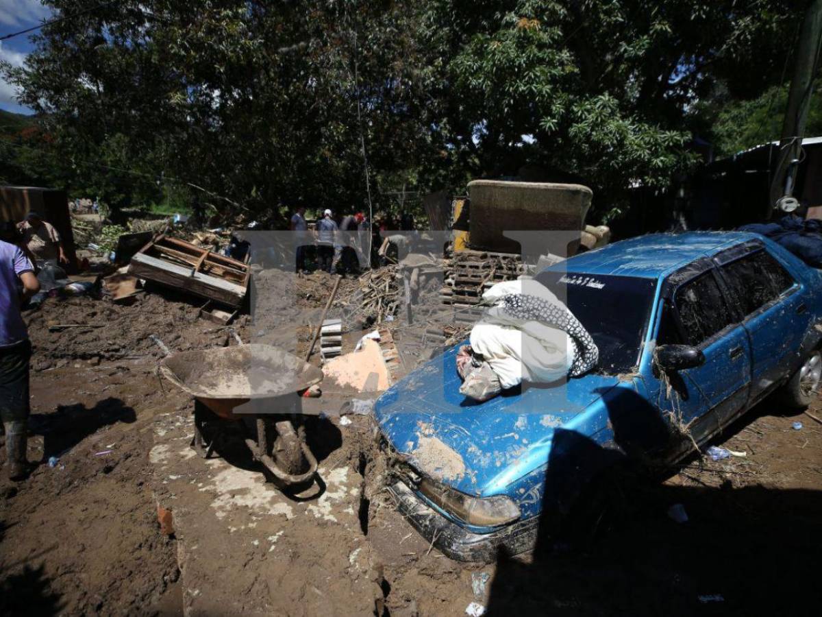 Casas inundadas y carros volcados: el caos en Río Abajo por las lluvias