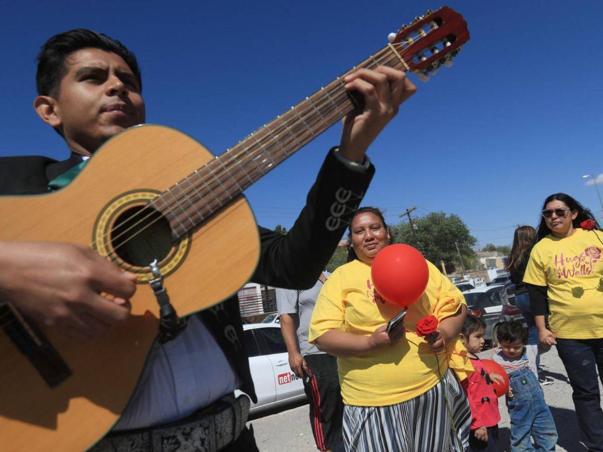 Día de la Madre en la frontera: sin abrazos pero con resistencia en Ciudad Juárez y El Paso