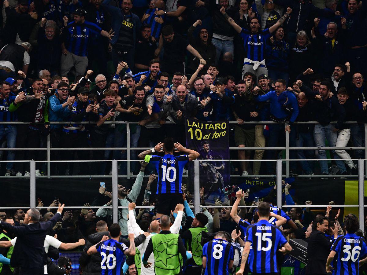 Los hinchas del Inter celebran de forma efusiva el gol de Lautaro Martínez.
