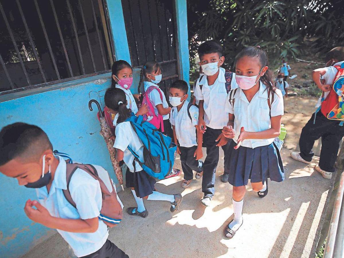 L 250 pagarán los padres de familia por el nuevo uniforme escolar